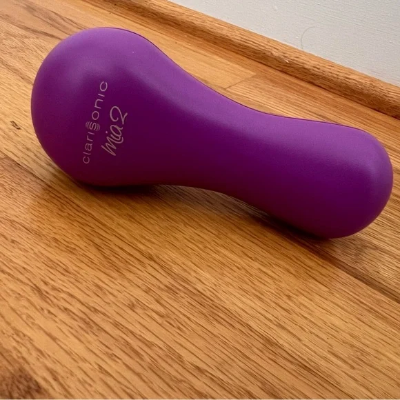 ✨ Clarisonic Mia 2 Sonic Facial Cleansing Brush – Never Used! ✨ - Picture 2 of 7